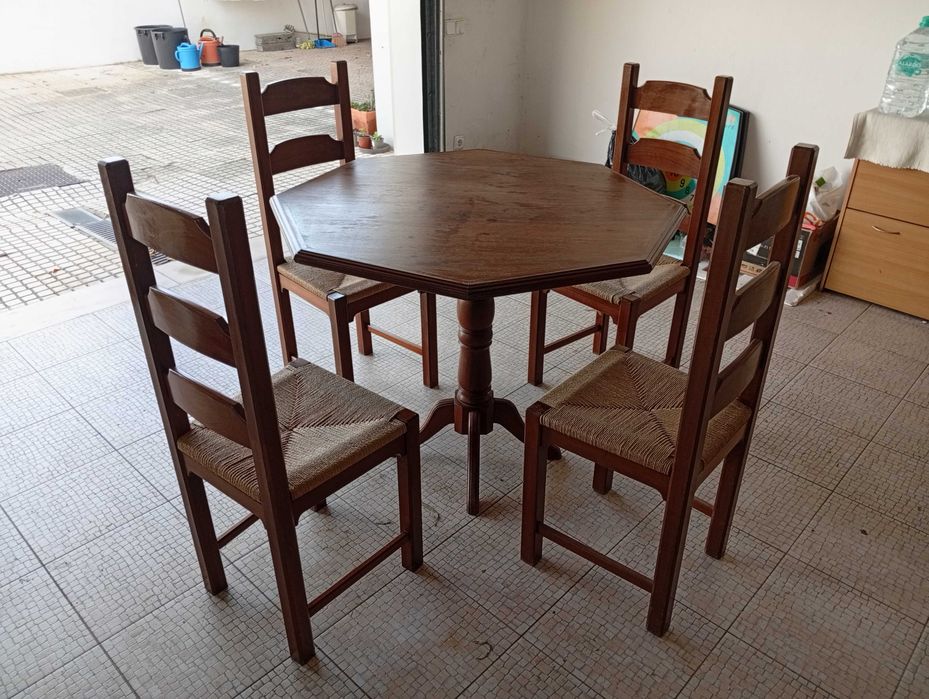 Vendo mesa e 4 cadeiras