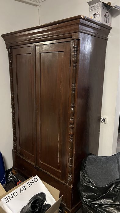 Старовинний дерев’яний шафа