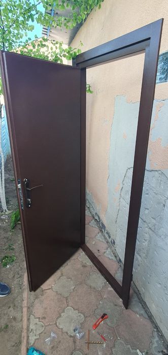 Двери металлические входные с ДСП В наличии Двері вхідні металеві
