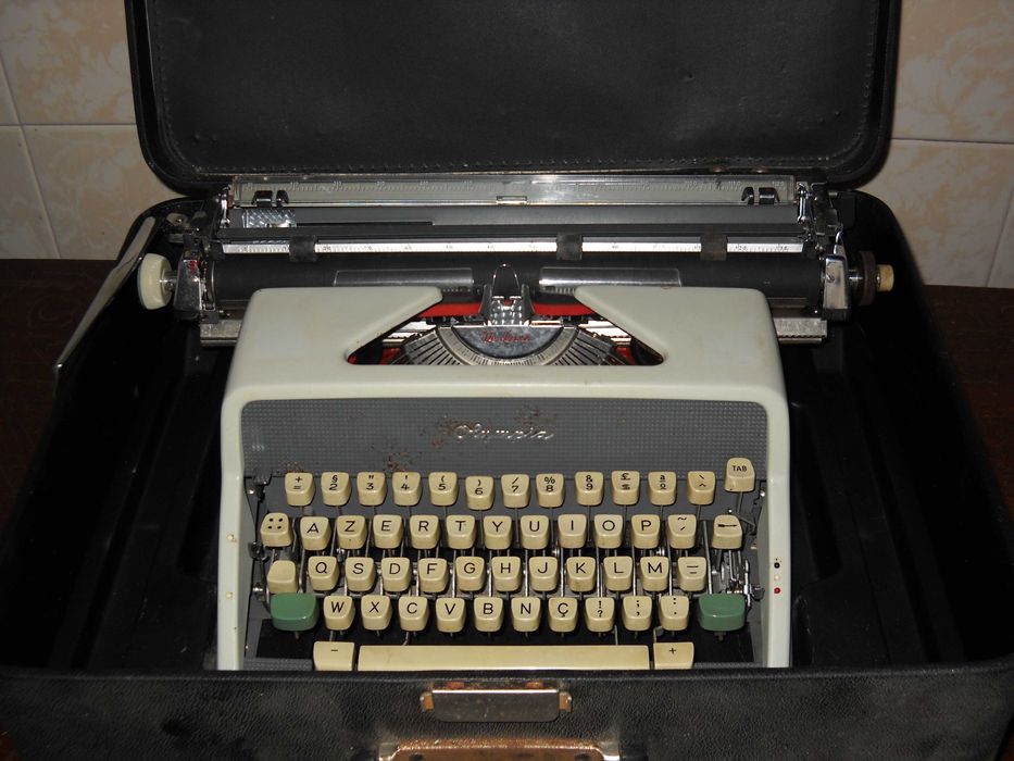 Máquina de escrever Olympia De Luxe