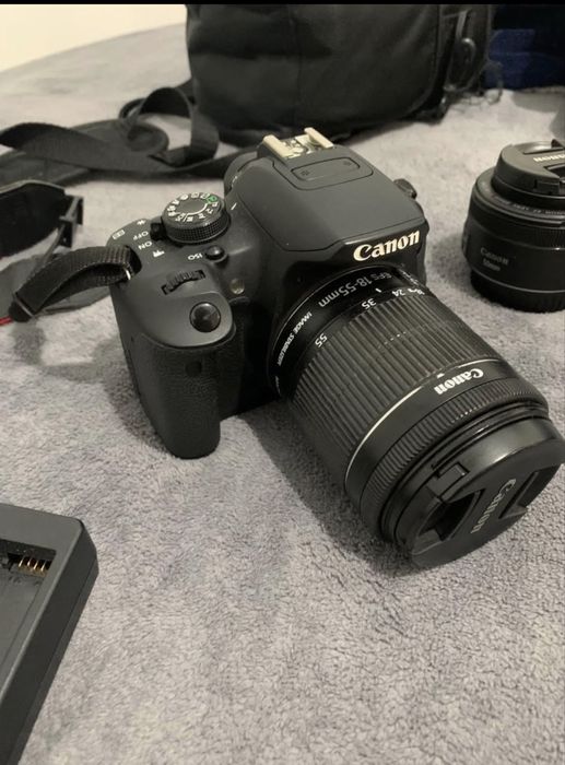 Câmara Digital Canon EOS 700D + 2 Lentes (18-55mm IS STM + 50mm)