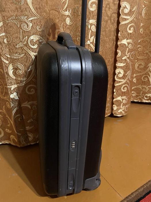 Валіза чорна з пластику