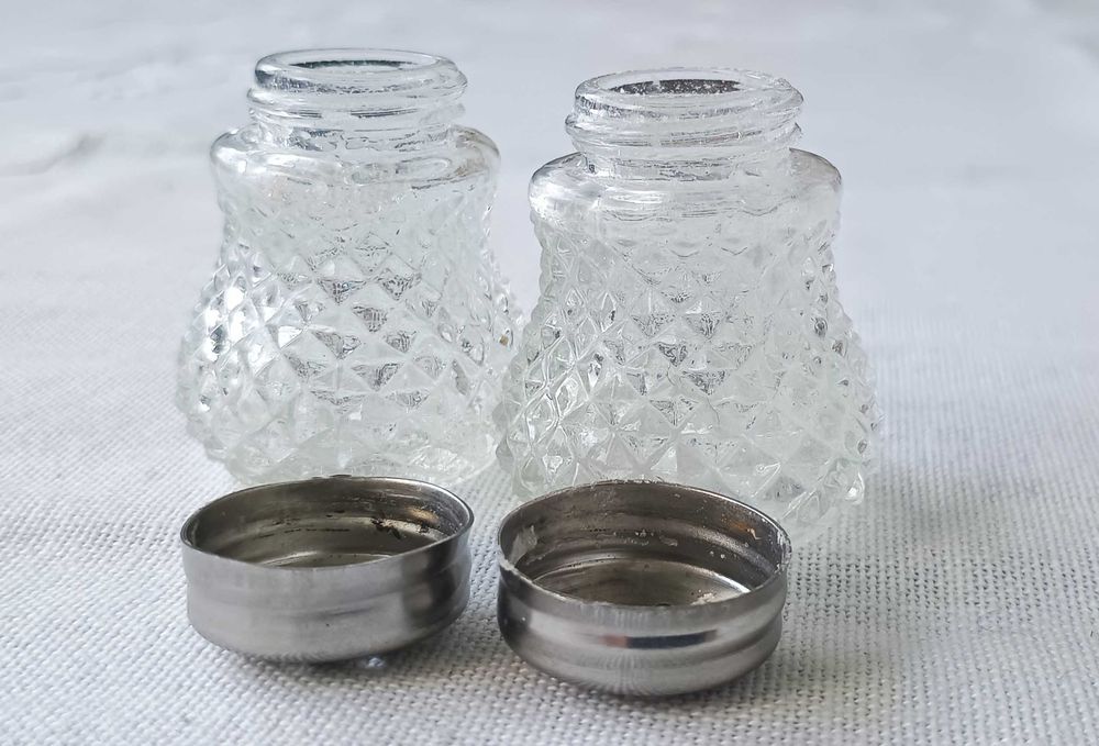 Malutkie szklane przyprawniki, solniczka i pieprzniczka