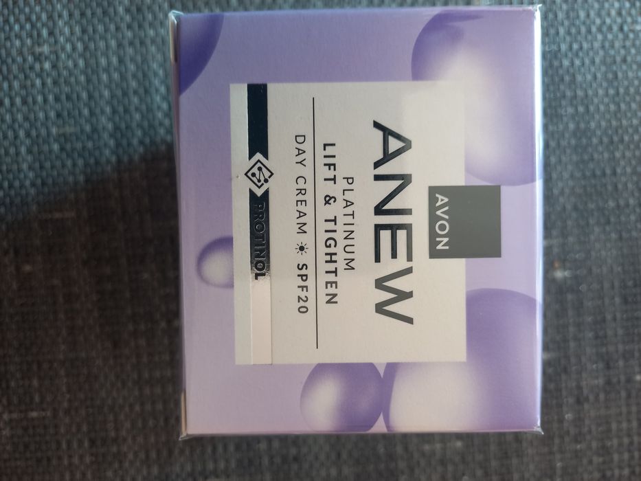 Liftingujący krem na dzień z Protinolem Avon Platinum