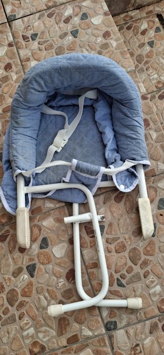 Cadeirinha de refeição portatil de encaixe.