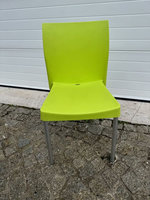 9 Cadeiras de plástico