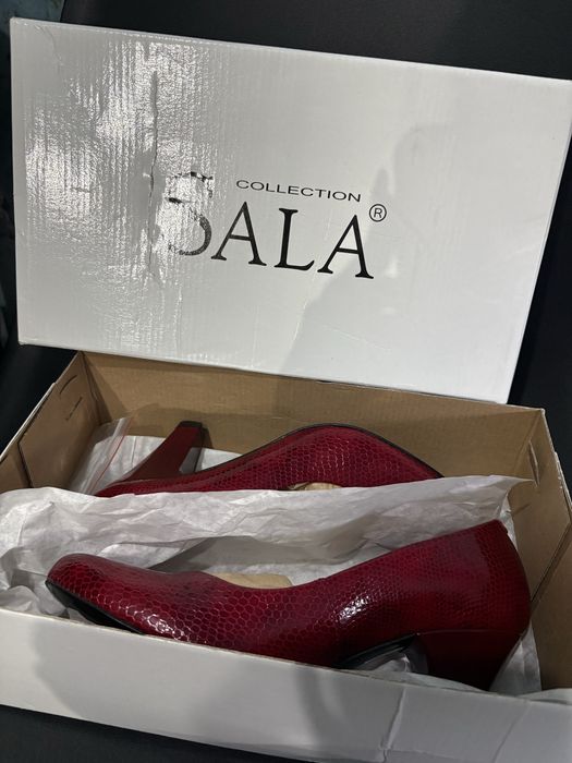 Buty na obcasie czerwone z tłoczeniem imitującym skórę węża
