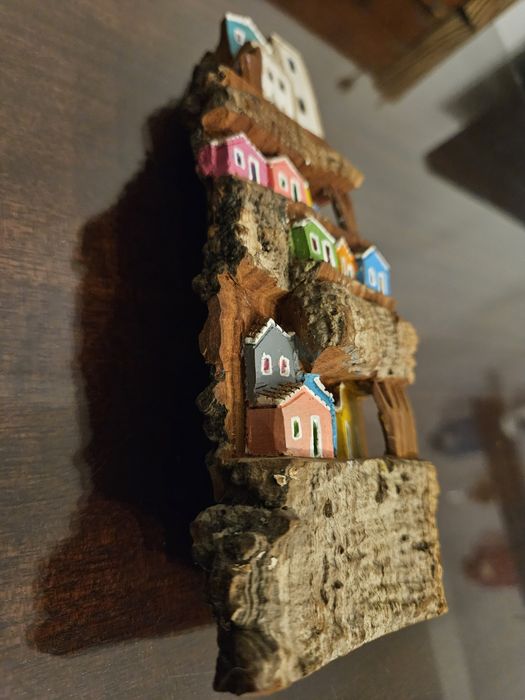 Pequena estatua em casca de árvore