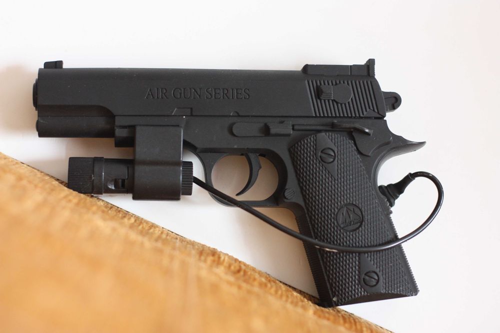 Іграшковий пістолет на кульках з лазерним прицілом