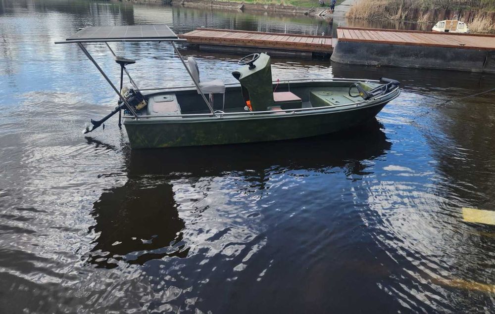 Łódka wędkarska z przyczepką