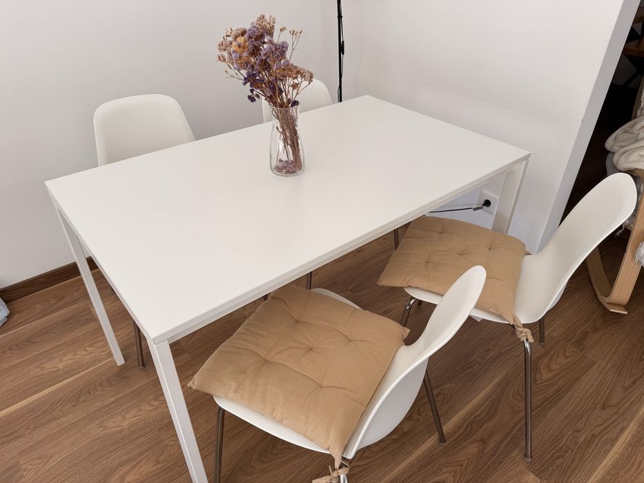 Mesa com cadeiras