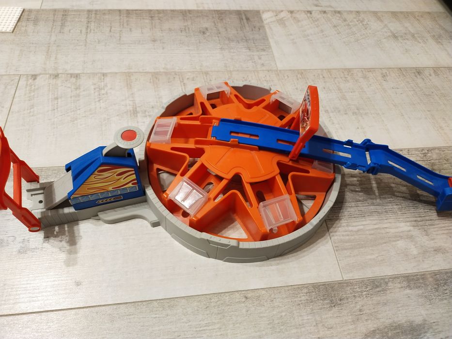 Hot wheel garaż tor wyrzutnia  mattel