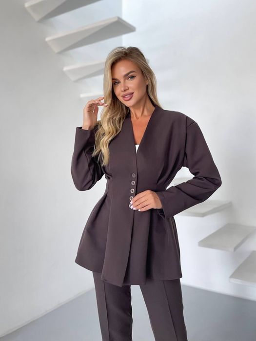 Жіночий брючний костюм