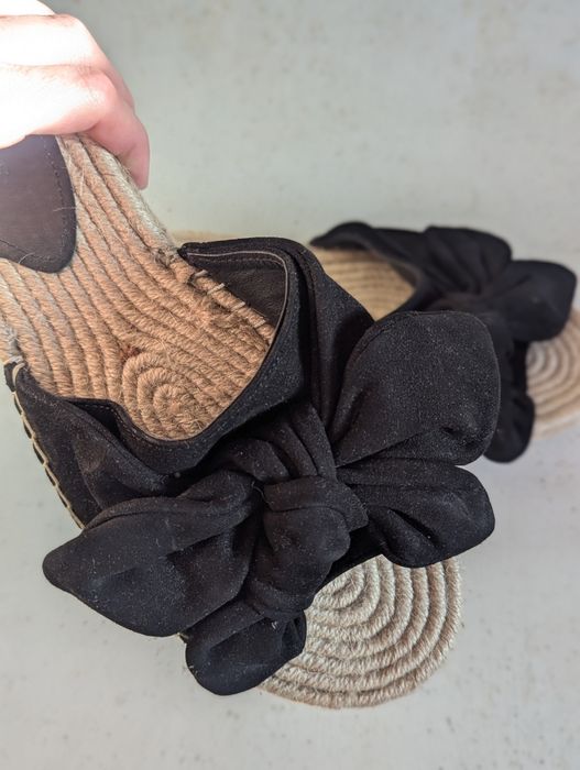 Klapki damskie zamszowe z kokardą H&M