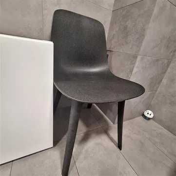 szare, solidne krzesło plastikowe 4 nogi