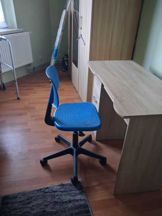 Biurko razem z krzeslem