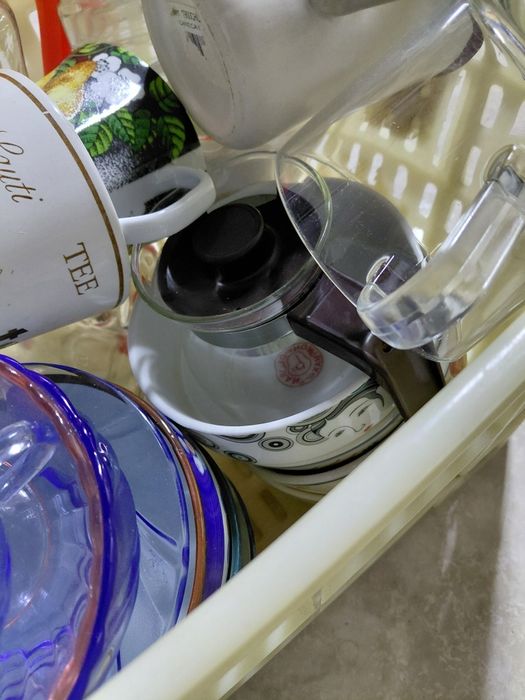 Cesto com loiça variada