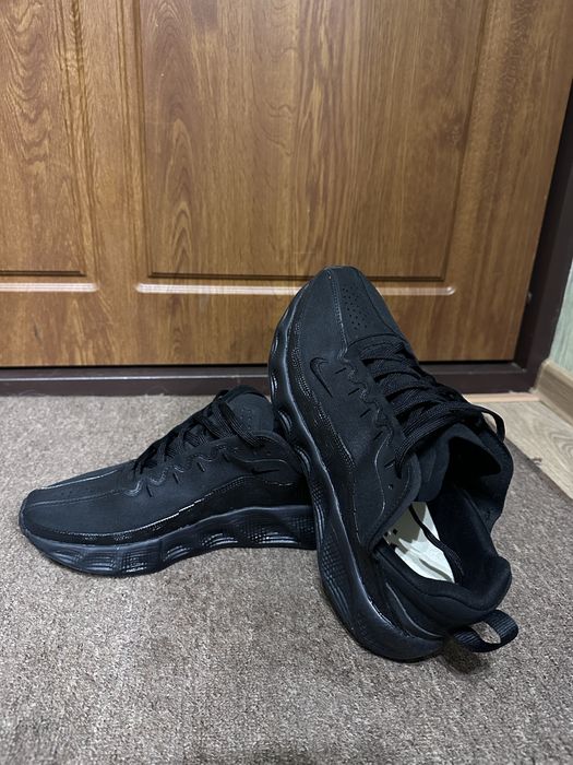 Продам Кросівки Nike Ava Rover