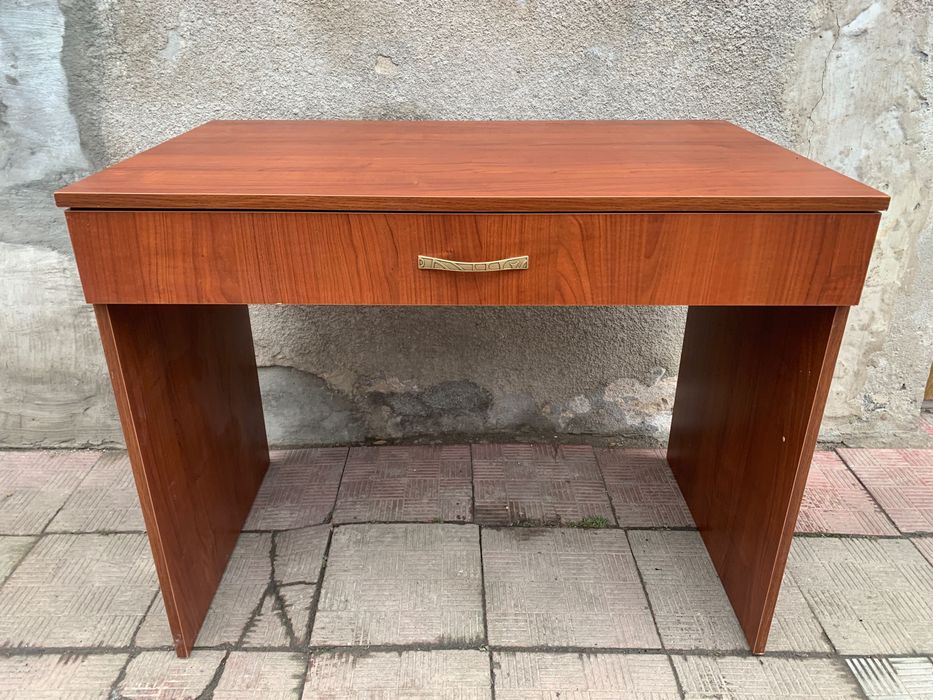 Biurko w kolorze mahoniowym