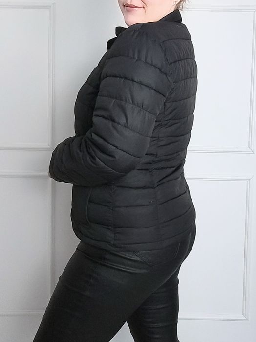 Czarna kurtka krótka pikowana lekka ocieplana na wiosnę plus size 44
