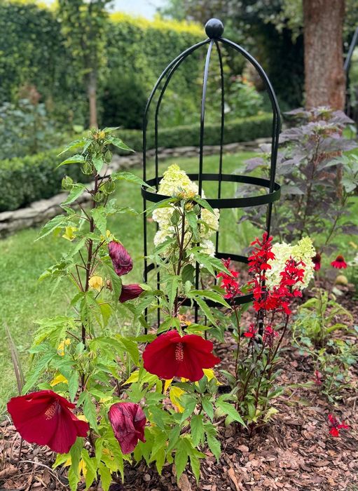 Metalowy obelisk ogrodowy architektura ogrodowa