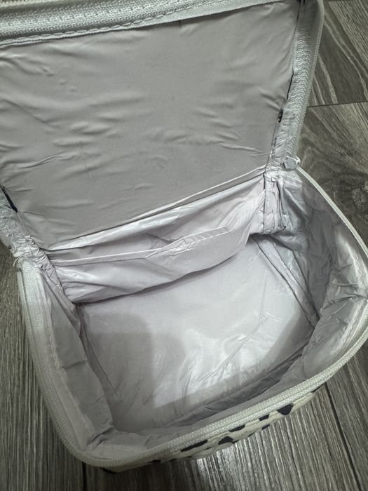 Mała biała kosmetyczka