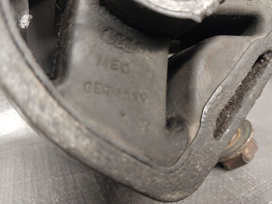 KOMPLET VW Passat B5 1.6B 96-00r poduszki skrzyni biegów poduszka