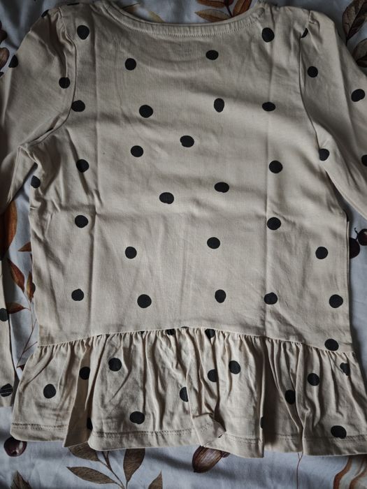 Bluzka koszulka długi rękaw w kropki z falbanką Pepco