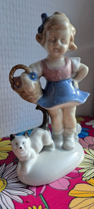 Porcelanowa figurka dziewczyna z kotem sygnowana