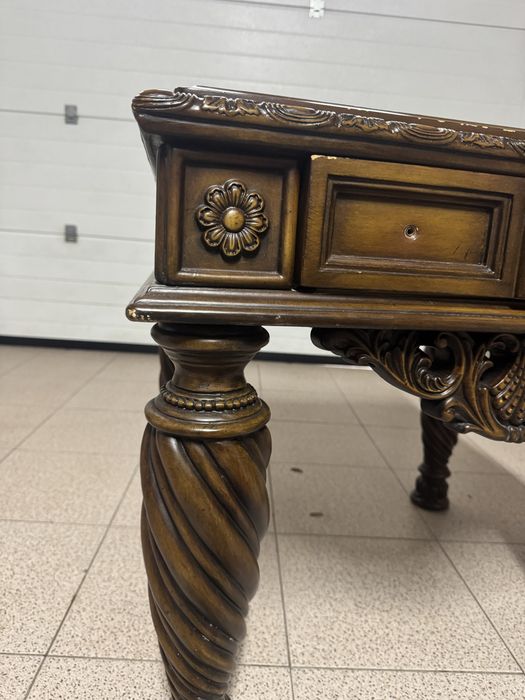 Mesa rustica de madeira em bom estado com uma gaveta