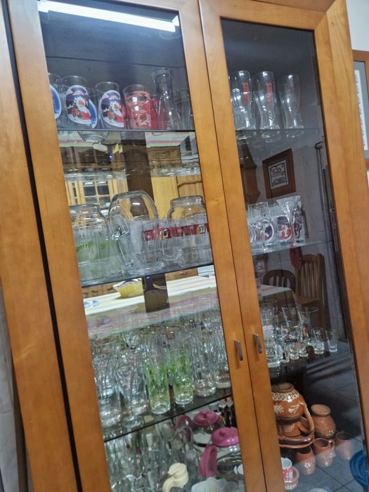 Móvel em Madeira com Portas de Vidro, espelhado