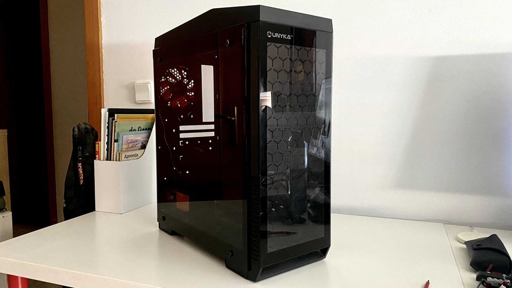 Caixa para PC Desktop UNYKA + Fonte de Alimentação Seasonic B12 BC-650