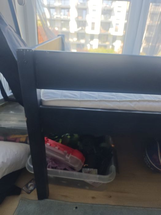 Rama łóżka jednoosobowego z materacem