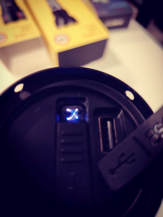 CB311Y – Lanterna Potente com Feixe de~ 600 m, Powerbank e Isqueiro In