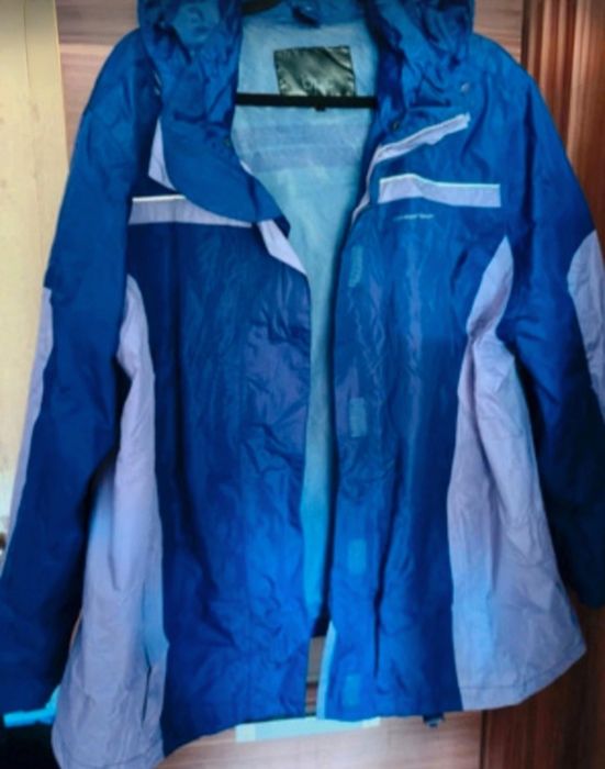 Kurtka damska przeciwdeszczowa z ociepleniem z polaru odpinanym.