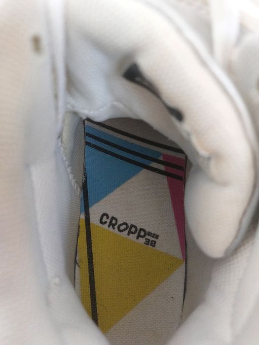 Holograficzne srebrne sneakersy Cropp 38