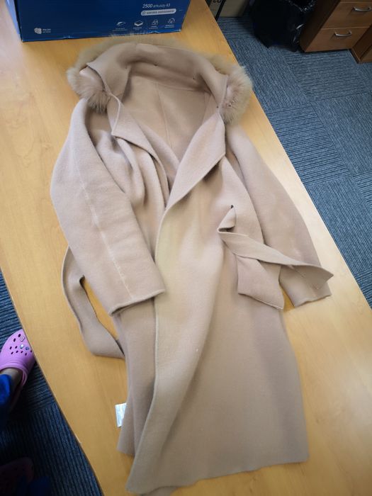 Płaszcz beżowy szlafrokowy z futerkiem kremowy r. L