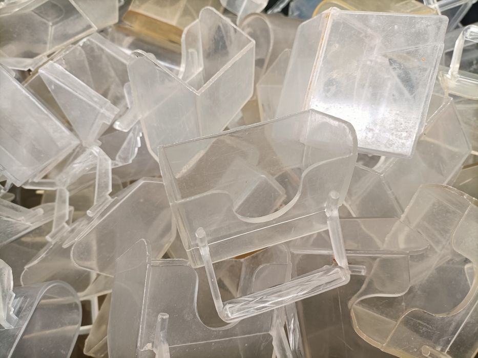 Vários comedouros e  em PVC brancos e transparentes