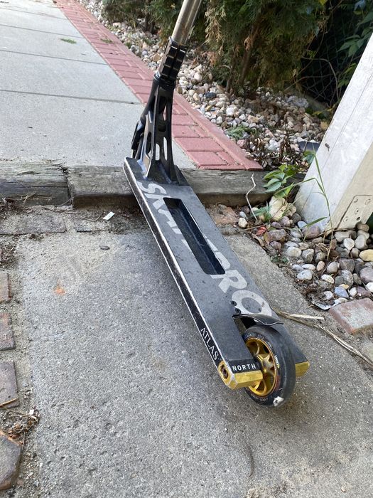 Hulajnoga wyczynowa używana (złożona na skatepro)