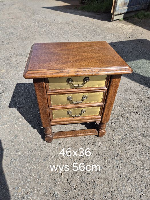 Stylowa szafka nocna / pomocnik drewniany z 3 szufladami – vintage /