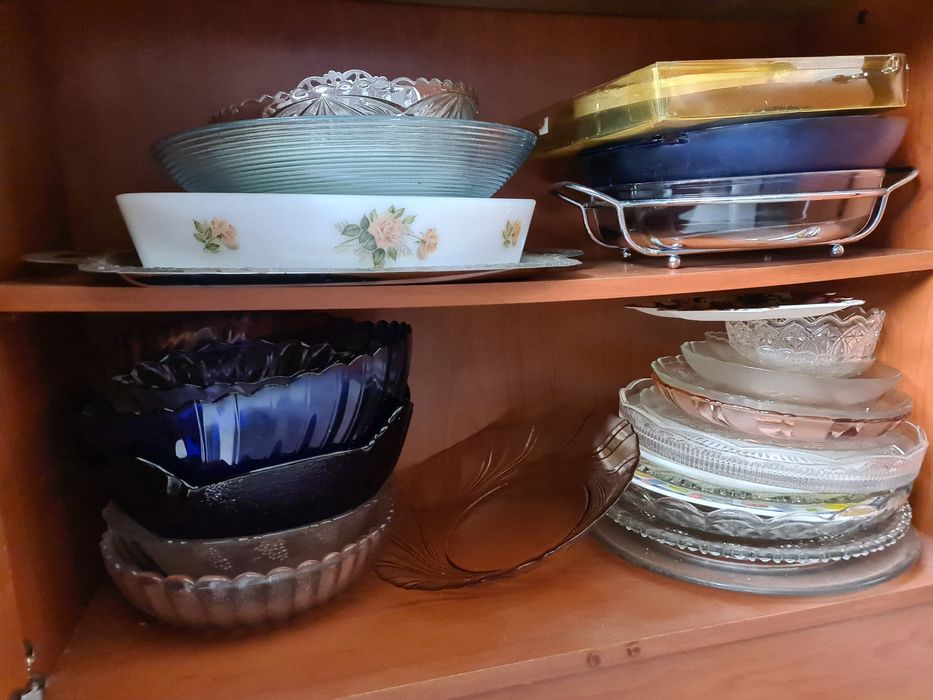 Various new and used tableware425561960439490561