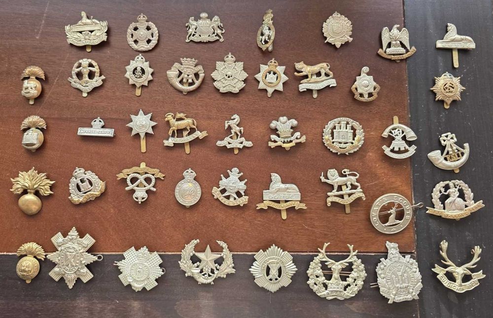 Duża kolekcja historycznych brytyjskich emblematów wojskowych z okresu I i II wojny światowej.