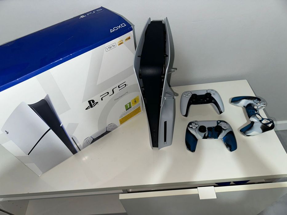PlayStation 5 Slim Digital 1TB em excelente estado.