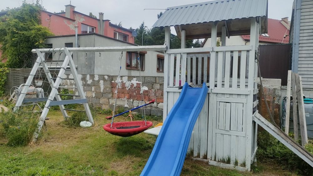 Huśtawka plac zabaw domek drewniany