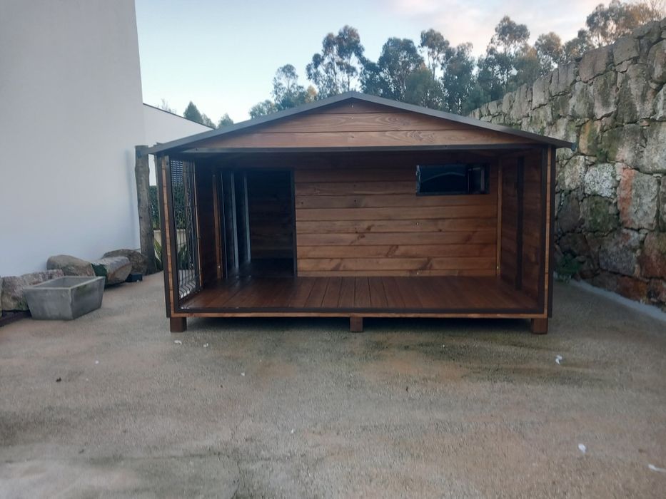 Casota em madeira ideal para caes porte grande