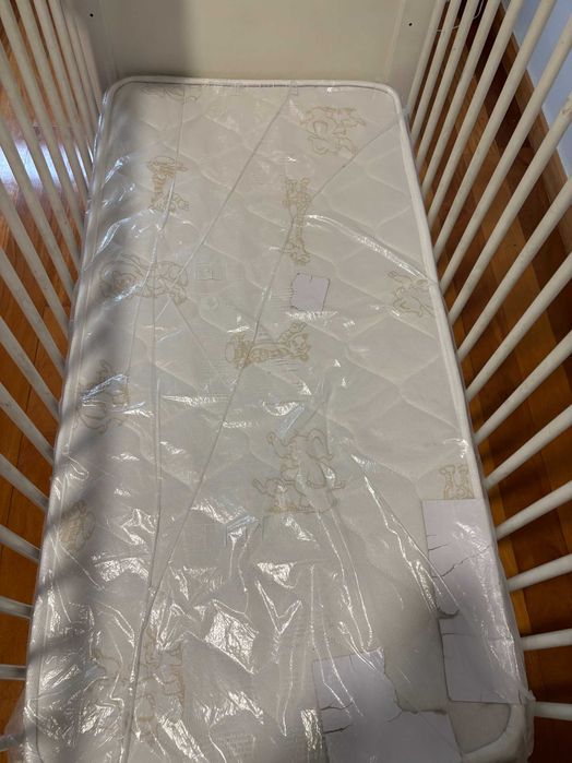 Berço com colchão (em ótimo estado) para bebê