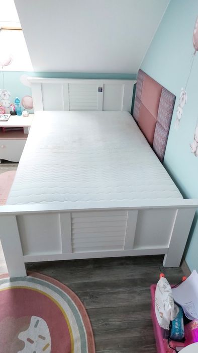 Białe łóżko drewniane wraz z materacem