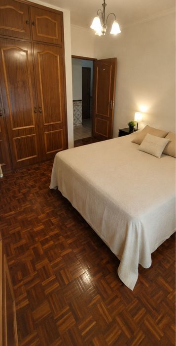 Quarto para Arrendar em Mercês para solteiro ou casal temporário so para Maio