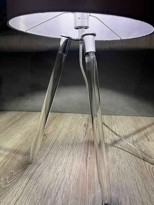 Lampka glamour nocna trójnóg elegancka stołowa