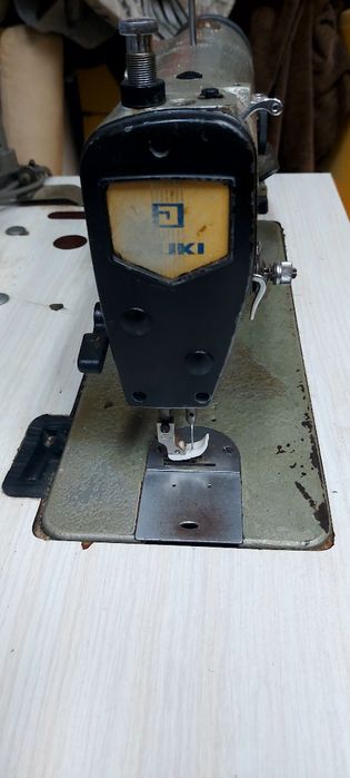 Maquina de costura semi industrial.